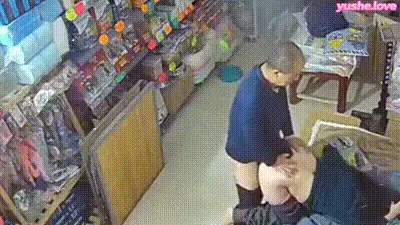 父女乱伦 糟老头子贼心不死一大把年纪了还要操已经嫁人的闺女 动图预览