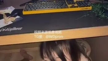色色女友在電腦桌下吃棒棒叫我如何專心