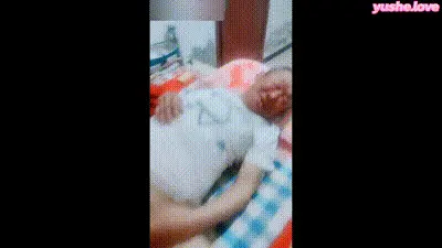 老公出差哺乳期少妇上公公的床全程露脸把奶水挤鸡巴上口交 动图预览