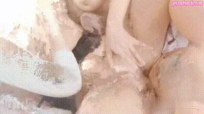 小鸟酱 百合系列3 姐妹电动搓奶，怼插骚穴淫水泛滥 动图预览
