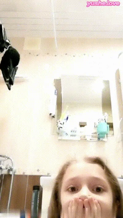 稚嫩女儿刚刚学会化妆，就马不停蹄想展示给爸爸看 动图预览