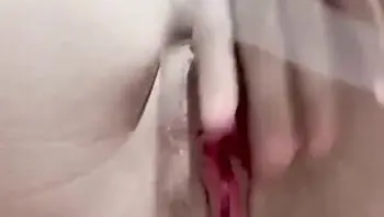 偷跑到商场厕所自慰高颜值反差婊