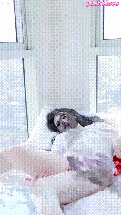 白皙巨乳女神大尺度写真让人硬射！ 动图预览