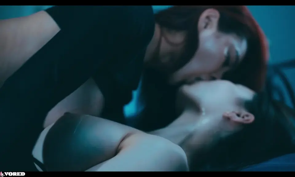 Busty亚洲女孩被困 Hot女同性恋家庭入侵性滑入她的阴户 未出生预告片-rae lil black