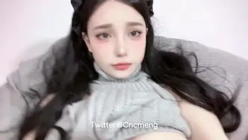 呻吟声娇媚动人 手指在敏感部位不停摩擦 勾引着观众(欲梦(cncmeng) ）