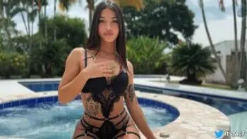 Me desnudó en la piscina-anna cherry7