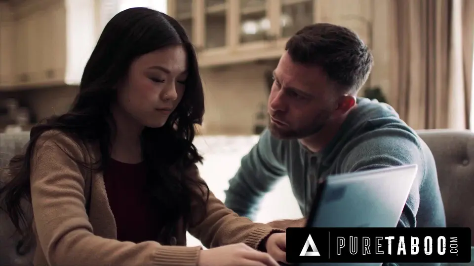 PURE TABOO 小镇女孩 Lulu Chu 在听到室友与苗条的 Vic 生&肮脏时变得饥渴-lulu chu