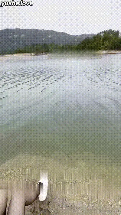姐弟乱伦 会喷水的姐姐 钓鱼空闲时间找姐姐解乏 按压住头深喉口交 直挺大屌插入骚逼狂操内射 动图预览