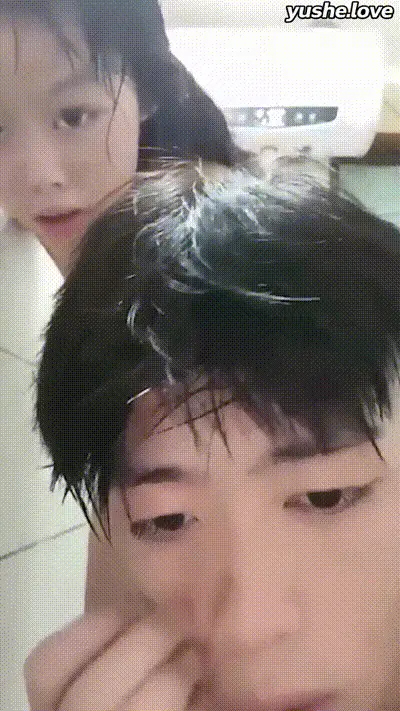 爸爸妈妈不在家，哥哥狂草妹妹嘴巴，深喉干到呕吐 动图预览