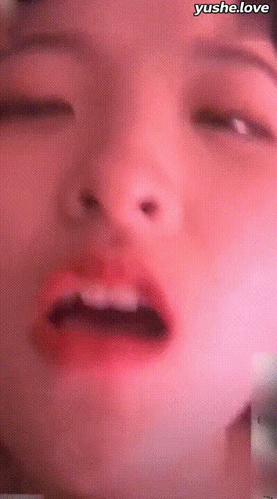 老妈帮心爱的饥渴儿子处理性欲深喉口交吞吐鸡巴后激烈抽插骚逼，老妈在坚持我快射了！ 动图预览