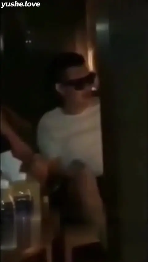 真实母子乱伦 长腿黑丝妈妈与儿子床上大战，沙发上深喉口交调情直挺鸡巴后入抽插母亲骚逼