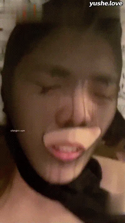男友迷恋丝袜把丝袜套母狗女友头上用鸡巴抽插骚逼，冲刺狂操后颜射到满脸都是 动图预览
