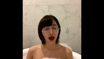 泰國美女淫荡的呻吟充斥着整个地上【deerlong 艾瑞莎】