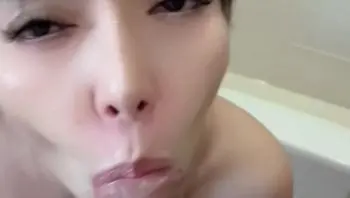 年轻的菲律宾女孩在浴缸里口交和乳交-ahri-suu