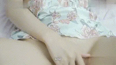 【双飞母女】女儿发现妈妈偷情被操的死去活来，自己在门口自慰，操完他的妈妈去她房间 动图预览
