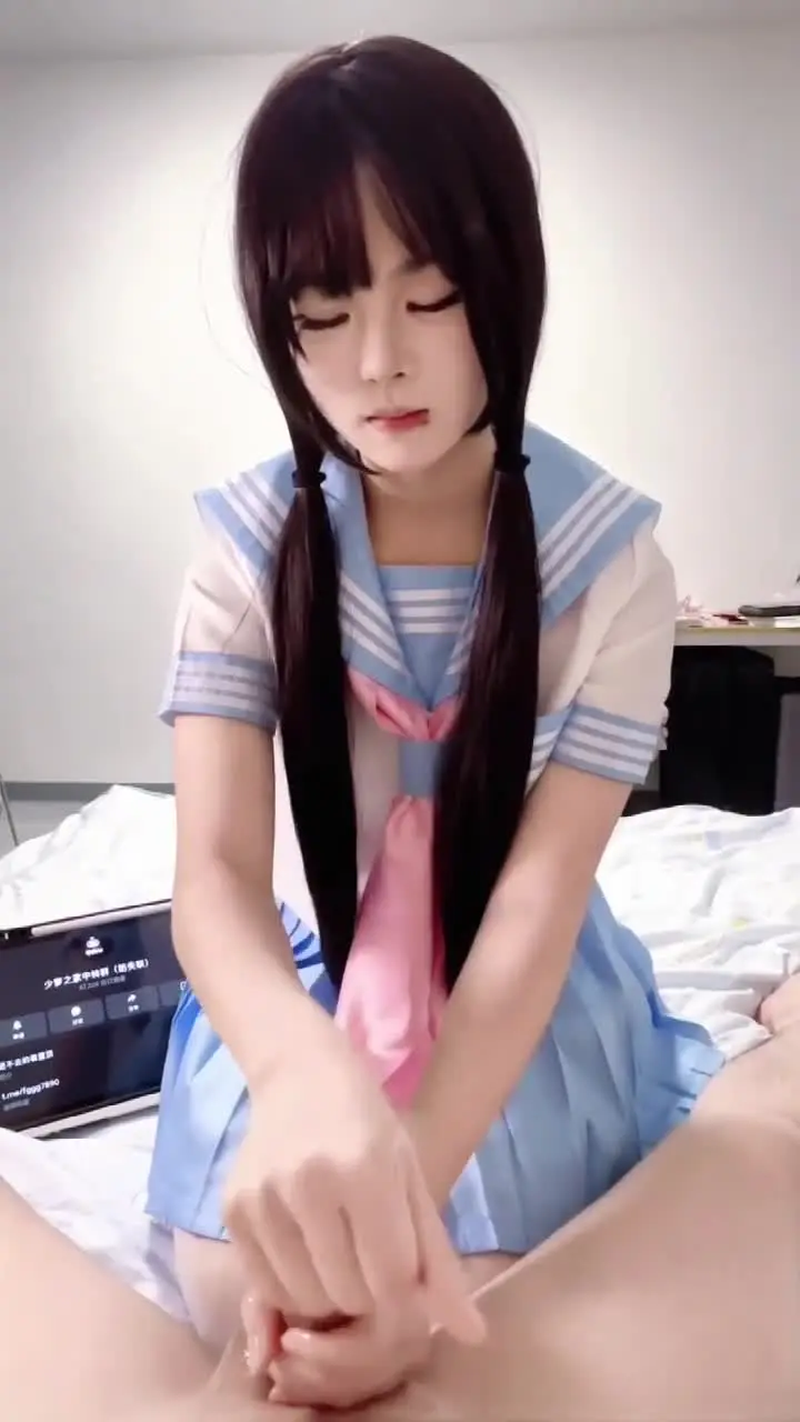 双马尾露脸小母狗，白丝过膝袜，蓝白jk水手制服，各种视角足交后入性爱！
