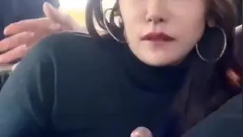 车上女友口交忍不住射她嘴里