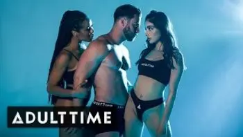 ADULT TIME - 有史以来最热门的色情明星三人组与 Emily Willis、Kira Noir 和 Seth Gamble-kira-noir