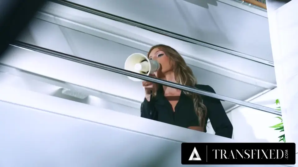 TRANSFIXED - 办公室女士行为：热跨性别老板 Jade Venus 和 Jane Wilde 在员工面前做爱-kira-noir