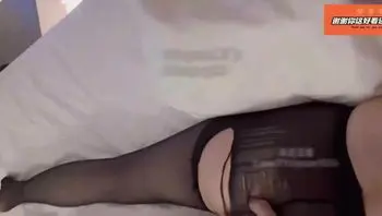 纤纤美腿玲珑身小娇妻,简单调教后练习吞精液