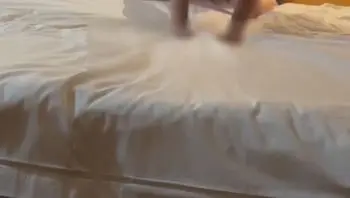 绿帽大神 宇宙的琴弦 把自己的美艳淫荡娇妻贡献给自己的小学同学后入抽插内射 自己一旁打飞机