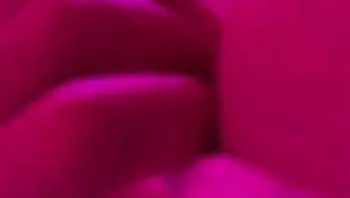 【精品乱伦】给姐姐新买的超短裙搭配半乳装一起去KTV唱歌包间内让她美穴对着门口服务员路过偷看一览无遗