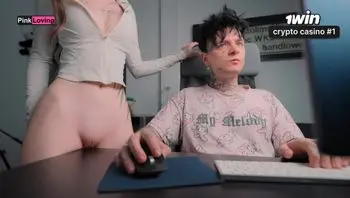 她在桌子上蹭了蹭她的阴户，不让我玩。我不得不射在她的脸上 - pinkloving-pinkloving