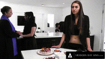现代罪恶 - 来自 Free Use Industries 的性感 Kira Noir 在葬礼上乱搞客户 Bella Rolland-kira noir 动图预览