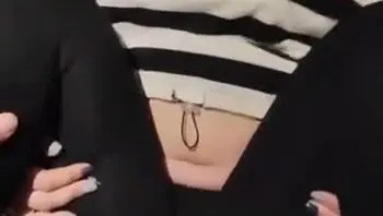 【粉嫩学妹】诱惑到酒店操逼，衣服都来不及脱长驱直入