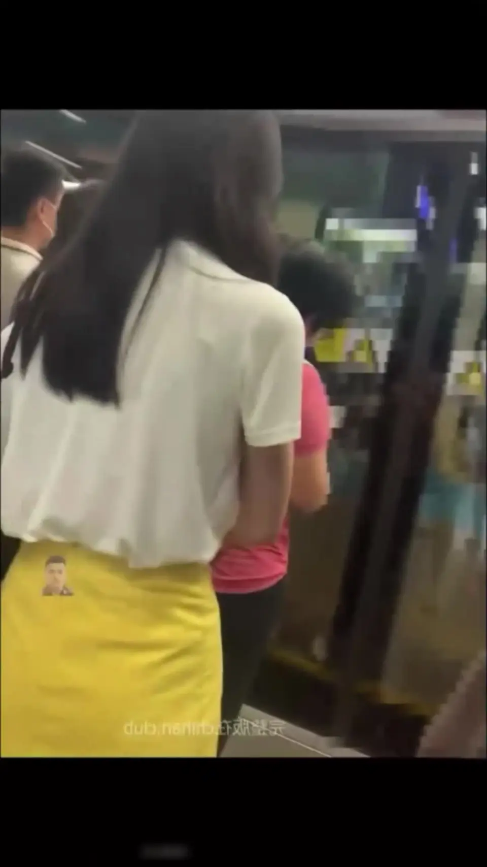 【顶臀强摸】地铁上又顶又摸！连背书包学生妹也不放过！6部精选合集！#街射街顶