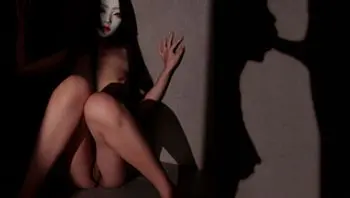 美丽的中国面具女孩被白人关进黑暗的监狱当玩物-sad miss