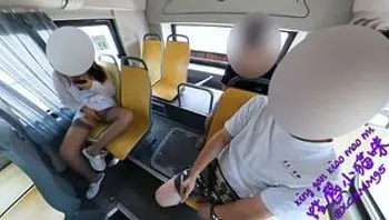 公交车上口交被人看见了，那就邀请他也加入我们吧。-xgxmm95