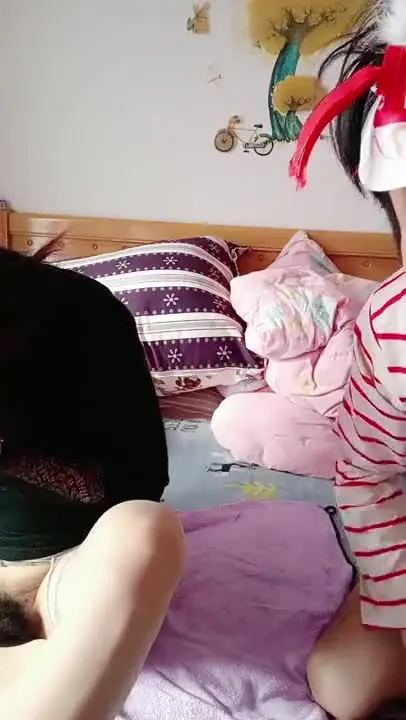 丈母娘疼女婿在家激情啪啪给狼友看，口交大鸡巴让小哥吃奶舔逼舔菊花无套爆操
