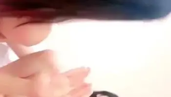 两个极品嫩妹被几个小哥轮奸，无毛白虎少女被轮操抽插被干哭了