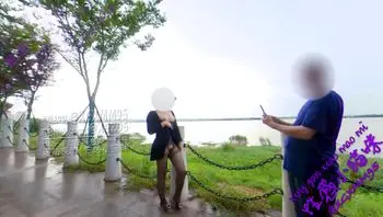 户外勾引，邀请陌生人帮忙拍照，让他凑近拍特写。-xgxmm95