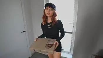 性感学生送货女孩吃了我的披萨，然后被操了她紧致的小穴-lily cute