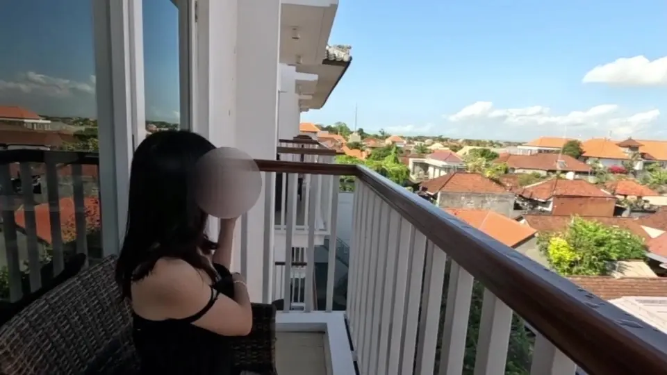 巴厘岛阳台挑逗🏝️可爱的女友在对面有人注视的情况下，大胆掀开衣服秀出完美美乳♡-aoimaria117