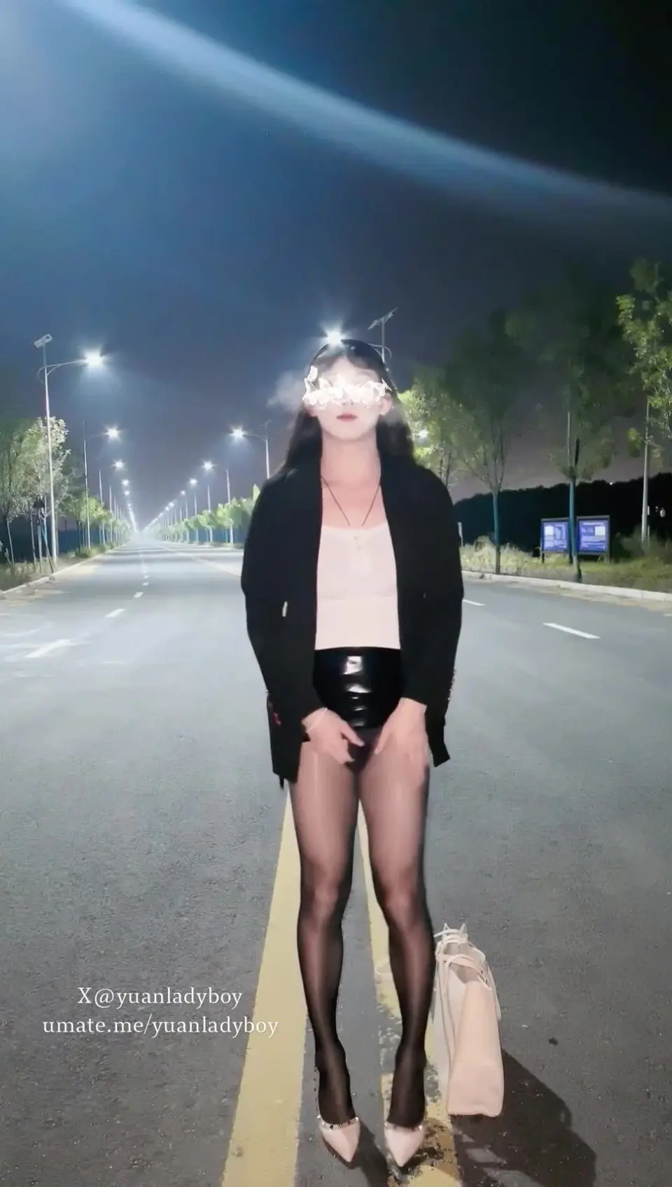 中国人妖在马路中间自慰和射精-yuanladyboy