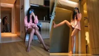 伪娘元气酱穿着粉红色短裙打开酒店房门射精在黑丝上-yuanladyboy