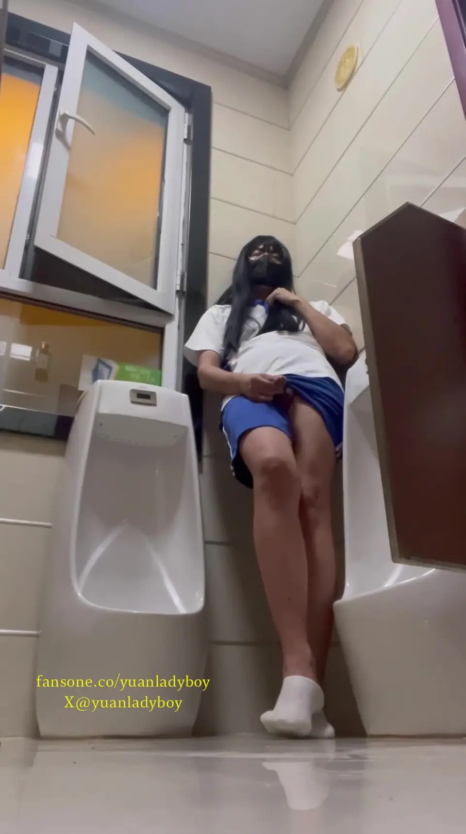 中国高中生在公共厕所的小便池旁自慰-yuanladyboy