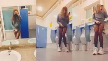 伪娘元气酱站在公厕大厅射精到黑丝腿上-yuanladyboy