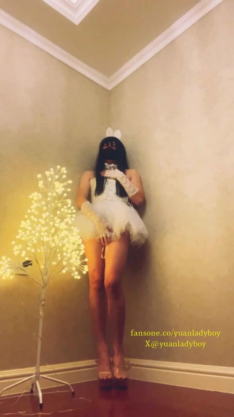 伪娘元气酱圣诞献礼：圣诞树旁的小白裙射精-yuanladyboy