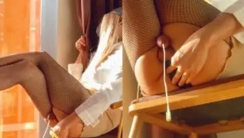 伪娘元气酱经典再现：酒店落地窗前的潮吹-yuanladyboy