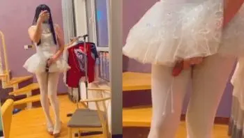 伪娘元气酱穿着芭蕾舞服白裤袜被AV棒振到射精-yuanladyboy