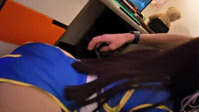 Conozco a una chica cosplayer y la invito a jugar a mi casa-imkikisita 动图预览