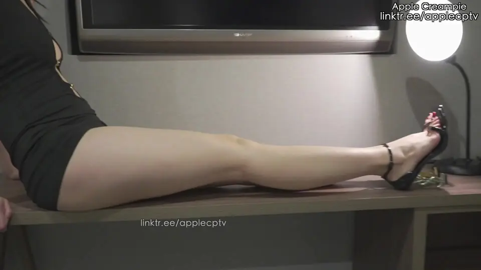 他妈的苹果穿着黑色高跟鞋-applecptv