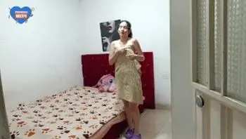 我看到我的继妹在她的房间里自慰，我要用我的鸡巴帮她-lorenssex