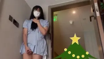 伪娘元气酱：当酒店服务员打扫走廊的时候，我却打开房门射精-yuanladyboy