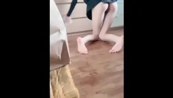 单薄衬衣小妹打扫房间,不经意露出粉色奶头,转身半蹲竟可瞥到可口无毛嫩穴-secretkiko