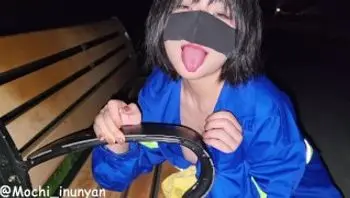 （预览版）穿着环卫工制服的女孩在公园里露出，舔长凳并自慰-mochi_inunyan